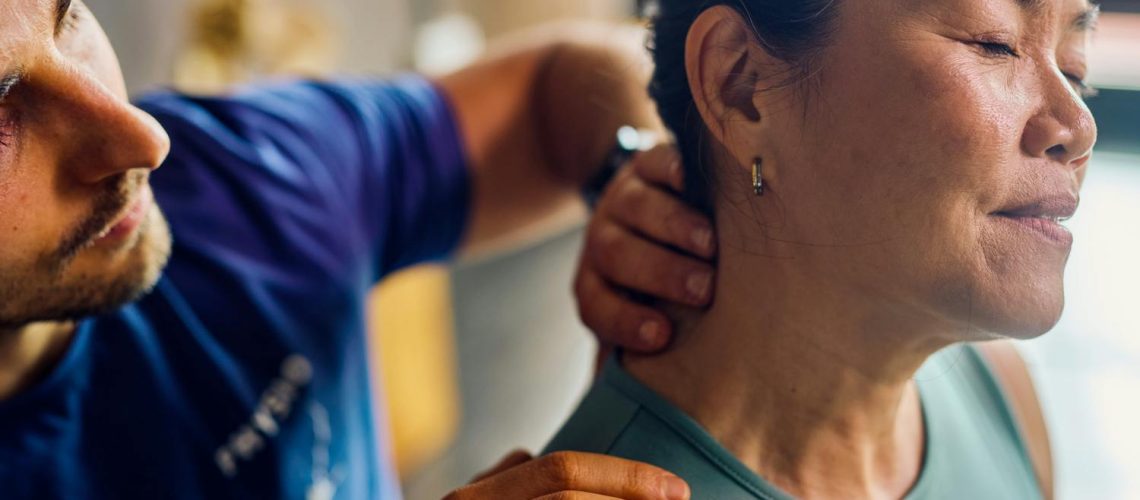 Bosse de bison : d'où vient cette déformation ? Comment la corriger ?